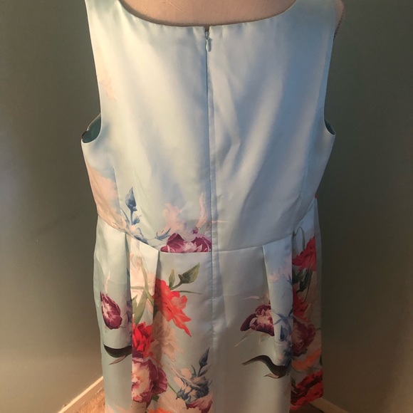 Sleeveless floral patterned dress 👗 - Picture 3 of 5